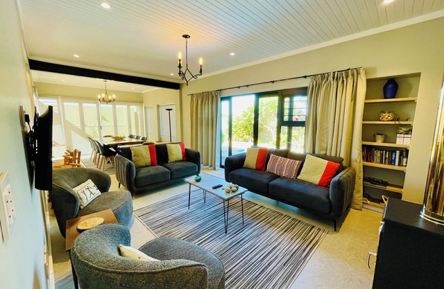 Sandy Toes Home: Renovated 5-Bedroom Retreat Just Steps from Robberg Beach