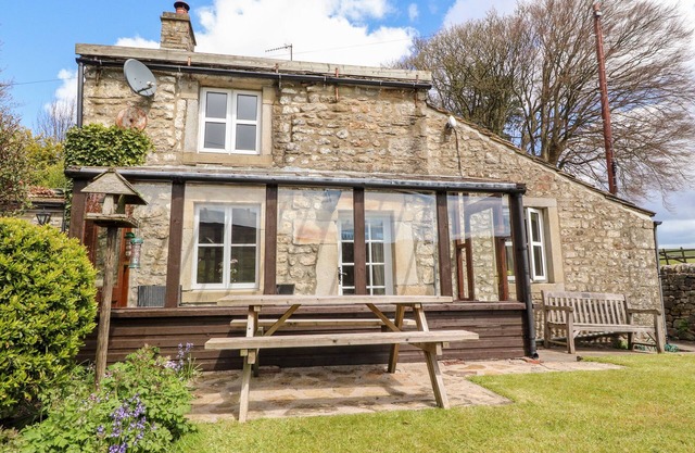 SANDYWOOD, pet friendly, character holiday cottage in Burnsall