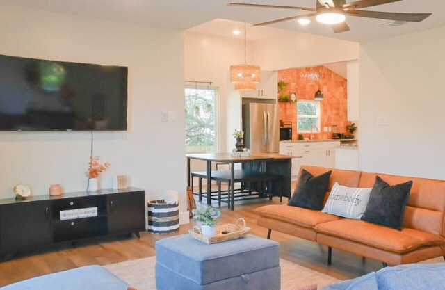 SanMarcos River Retreat|Modern|Spacious|Sleeps 12!