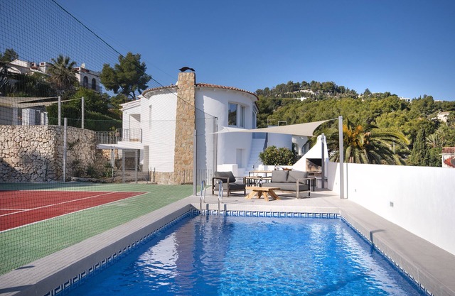 Sara 8p.- modern, family friendly; private pool and tennis court!