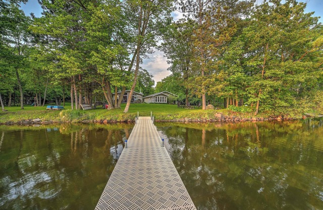 Sarona Serenity: Lakeside Retreat w/Boat Dock!