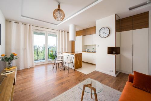 Saska with Lake View Apartment by BookingHost