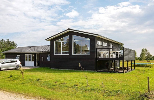 Scandinavian Lakeside Retreat-By Traum