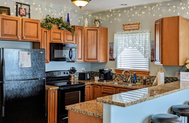 Scenic Guest House Retreat with Stunning Views, Full Kitchen & Fast Wi-Fi.