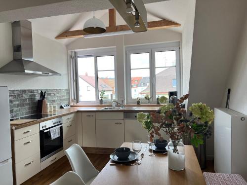 Schöne Altbauwohnung mit großer Dachterrasse für bis zu 8 Personen