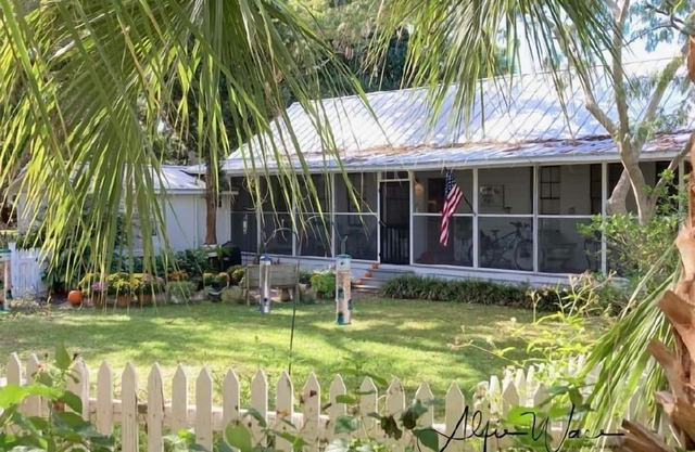 Screened Inn c1925! Quiet North End Duplex! Screened porch. Beach Access!