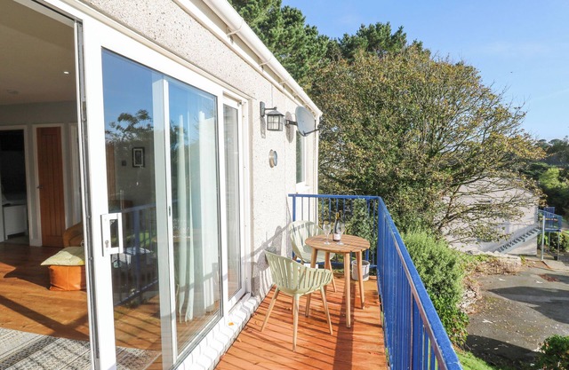 SEA DREAM, pet friendly, country holiday cottage in Falmouth