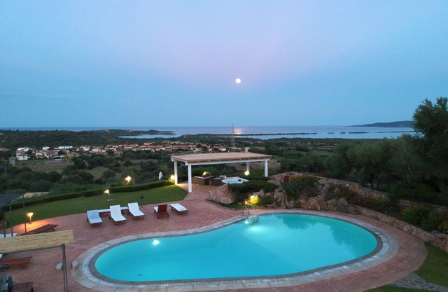 Sea View Apartment,5 min from the beach, pool, free wifi, garden, BBQ, relax