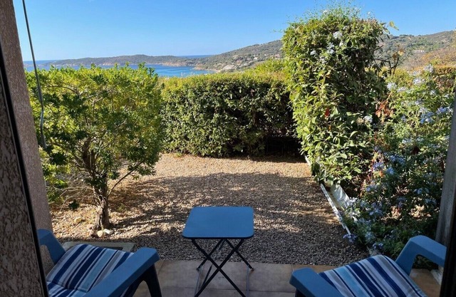 Sea view. Luxury residence in a flower-filled park. 3-star rating