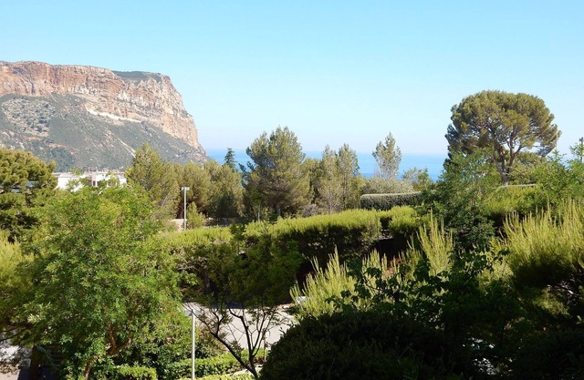 Sea views from a beautiful building, ideally located in Cassis near the harbour