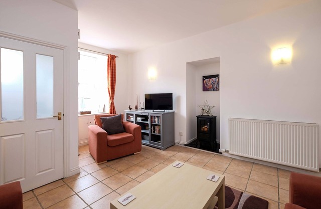 Sea Whisper- lovely home in charming village