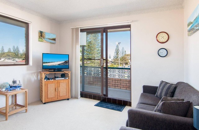 Seabreeze 4 - Opposite Tuncurry Bowling Club!