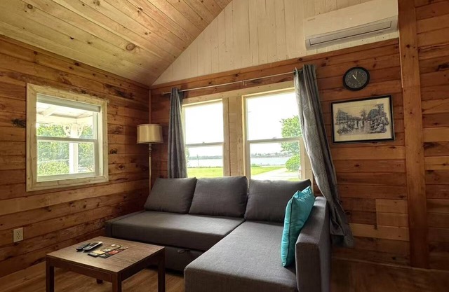 Seabreeze Retreat-Cozy waterfront 3-bedroom, one minute from PEI National Park
