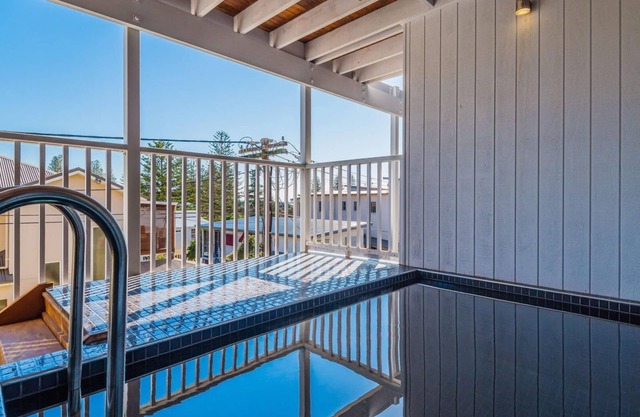 SeaCrest"Beautiful spacious pet friendly unit next to the ocean"