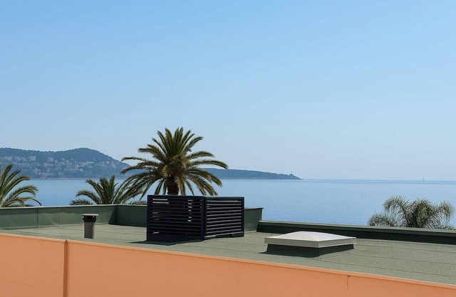Seafront apartment on the Promenade des Anglais