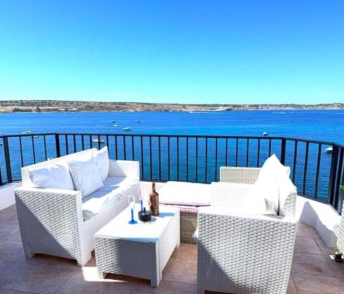 Seafront apartment Terrace, lounger & Panoramic ocean views