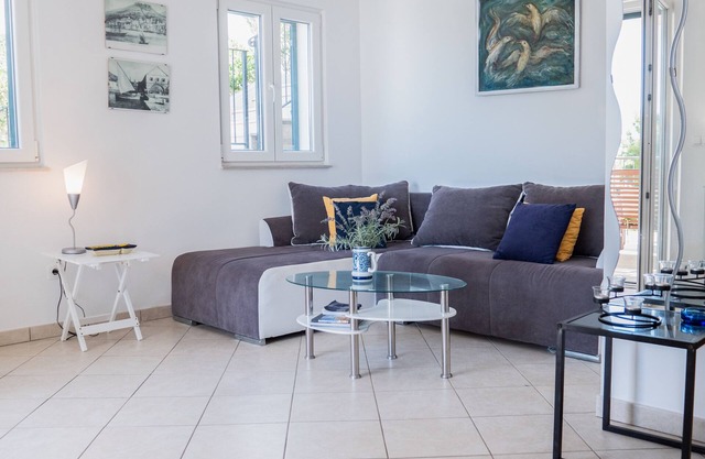 Seafront apartment w. free parking (Andro)