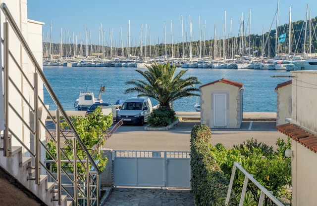 Seafront apt with balcony, sea view and mooring