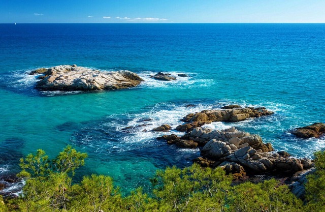 Seafront bliss for 16 people – 40km to Barcelona!