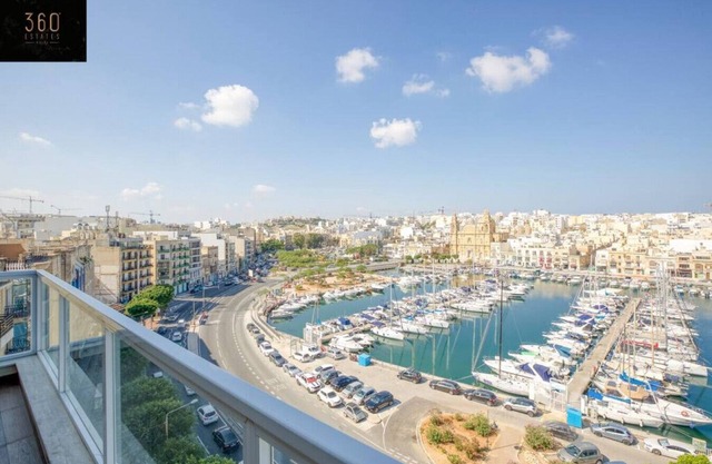 Seafront, designer APT with Private Terrace + WIFI