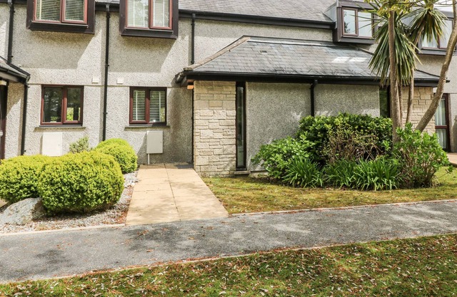 SEAGLASS, family friendly, with pool in Maenporth, Cornwall