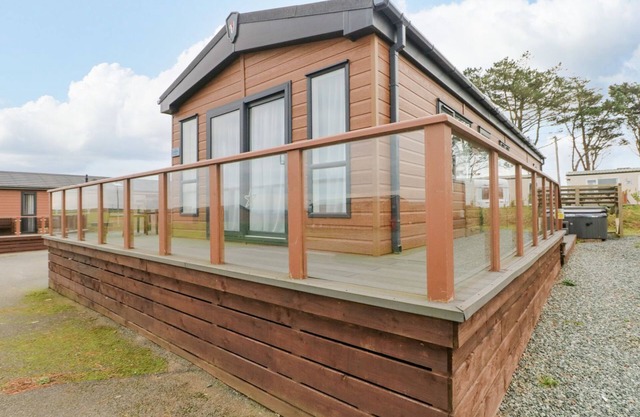 SEAHORSE RETREAT, family friendly, with hot tub in Broad Haven