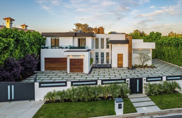 Seamlessly Integrates Indoor and Outdoor Living