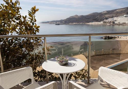 Seaside Bliss- Elegant 1BD with Stunning View by Flat Mаnager