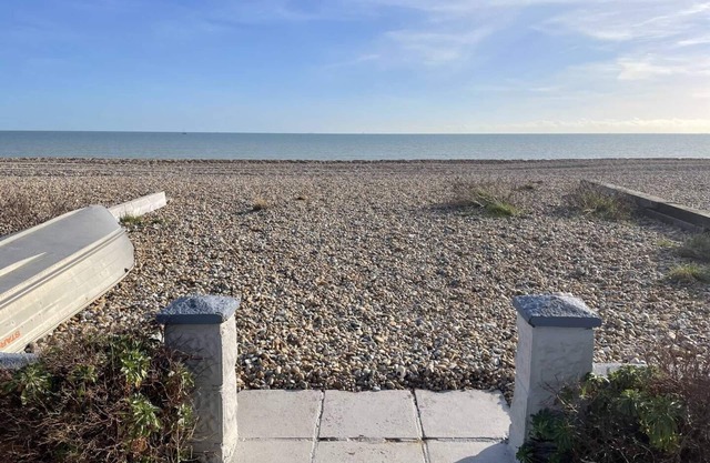 Seaside Haven with Spectacular Views Ideal for Families.