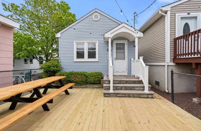 SEASIDE HEIGHTS COTTAGE- BACK UNIT, 2 BEDROOMS, 1 BATH, SLEEPS 6