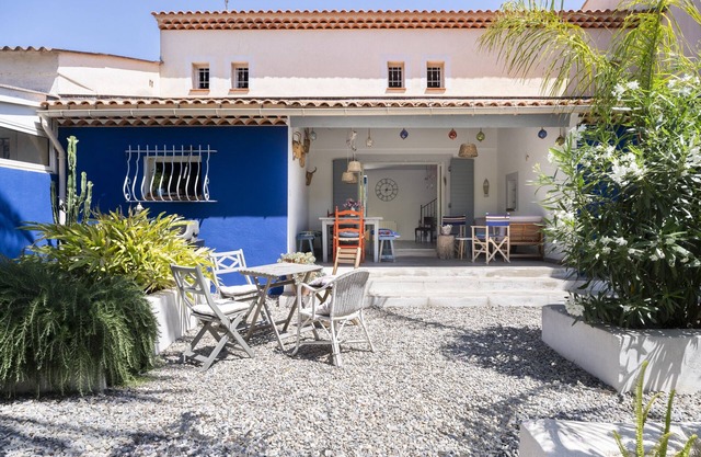 Seaside House in Hyères – Panoramic View of the Islands