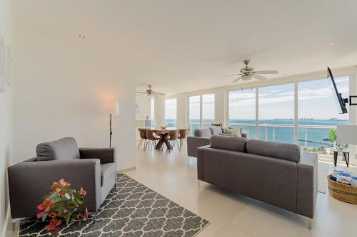 SEASlDE Beachfront 4 BDR by Casa Paraiso