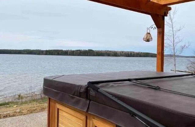 Seasonal Discount is on! 7 ppl Hottub with the view of the Mush a Mush Lakenn
