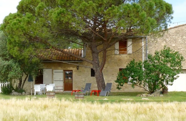 Seasonal renting house, Saint Etienne du Grès, large view on the Alpilles