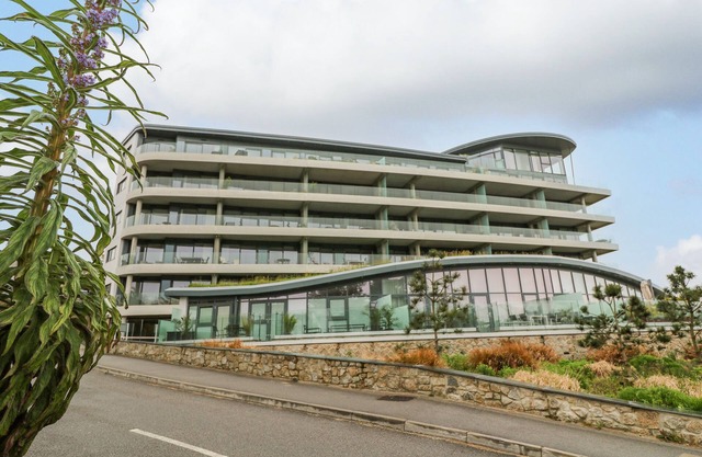 SEBASTIAN'S VIEW, family friendly, luxury holiday cottage in Falmouth