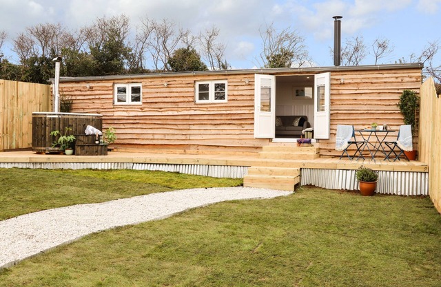 SEBRIGHT, pet friendly, with hot tub in St. Austell