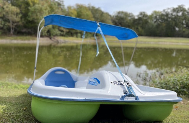 Secluded, acreage,1.5m to dwntn. Fishing-paddleboat-nature trail-KING Sleep# Bed