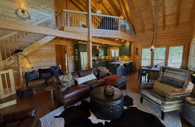 Secluded Cabin w/Views, Game Room, Full Kitchen, Wifi