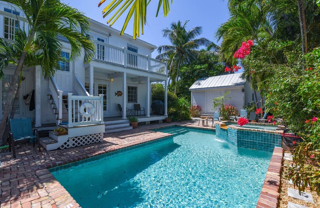 Secluded Casa - Spacious Apartment, Overlooks Pool & Garden.