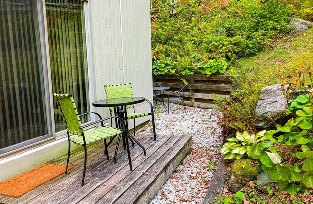 Secluded condo with heated pool, tennis, sauna, gas stove, BBQ area
