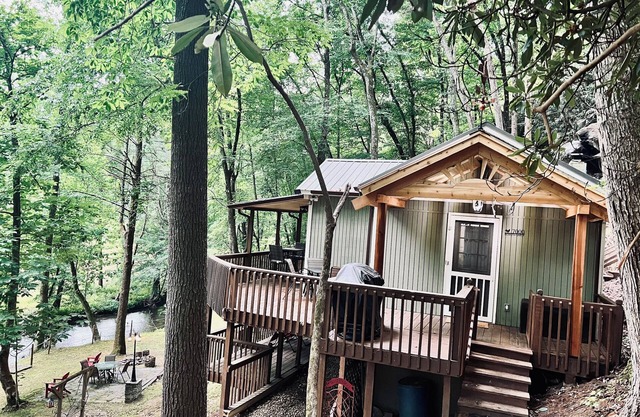 Secluded Creekside Cabin in Morganton near Linville Gorge - hot tub