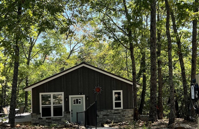 Secluded Guest House in the Forest of a Gated Estate near Silver Dollar City