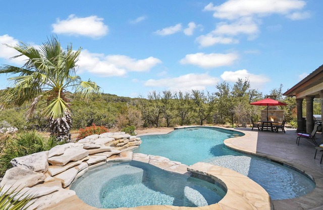 Secluded Hill Country Home on Owners Ranch 15 min to Bee Cave with Pool and Spa