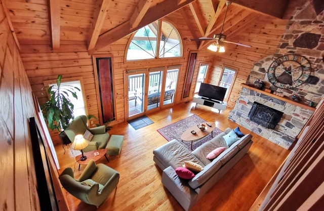Secluded Hilltop Retreat: Log Cabin + Hot Tub
