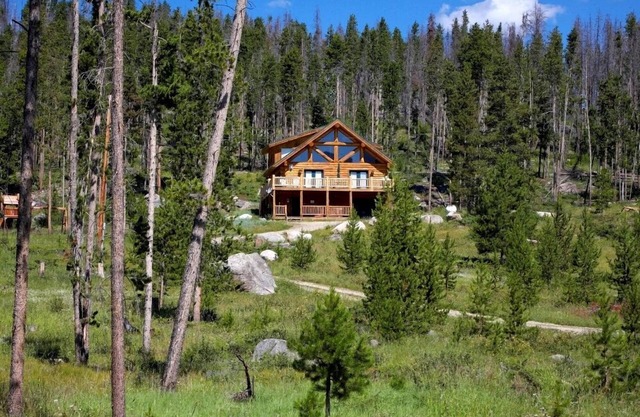 Secluded Log Cabin-Lake Mtn Views 7acres Hot Tub by RMNP ping pong, shuffleboard