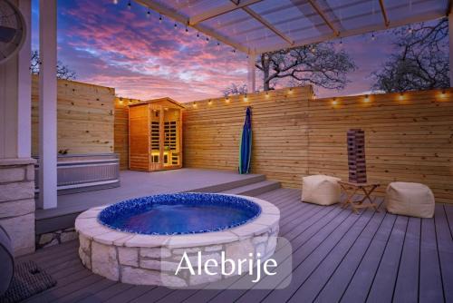 Secluded Luxury Couples cabin Sauna Pool