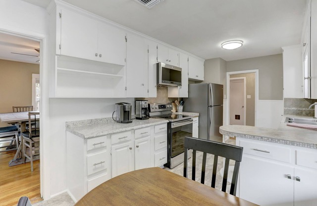 Secluded Peaceful Cottage Near Downtown Austin and Lake Austin