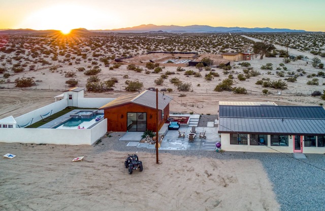 Secluded Pool & Spa, Near Joshua Tree Natl Park. Pet-Friendly Fenced 5 acres!