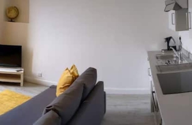 Self-contained luxurious feel apartment: Rose Crescent