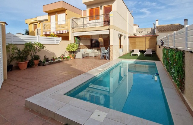 Semi-detached house 150 meters from the beach with private pool